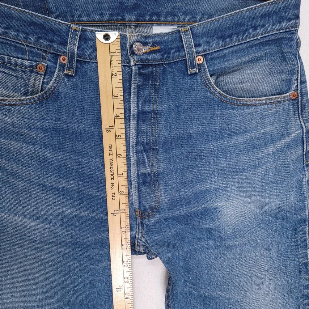 Vintage Levis 501 Original Fit Mens Jeans 34x28 Medium Wash Blue Denim Y2K